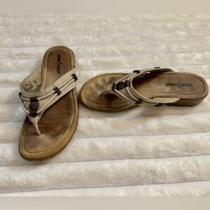 Minnetonka Silverthorne 360Fabric Thong Cream and Sandals Size 8